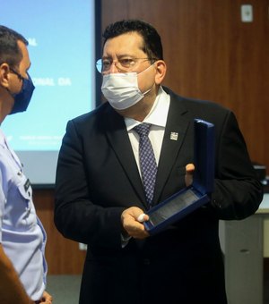 Prefeito de Rio Largo recebe medalha em reconhecimento ao apoio à Força Aérea Brasileira