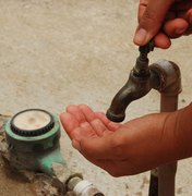 Casal substitui registro da rede de água no bairro da Santa Lúcia 