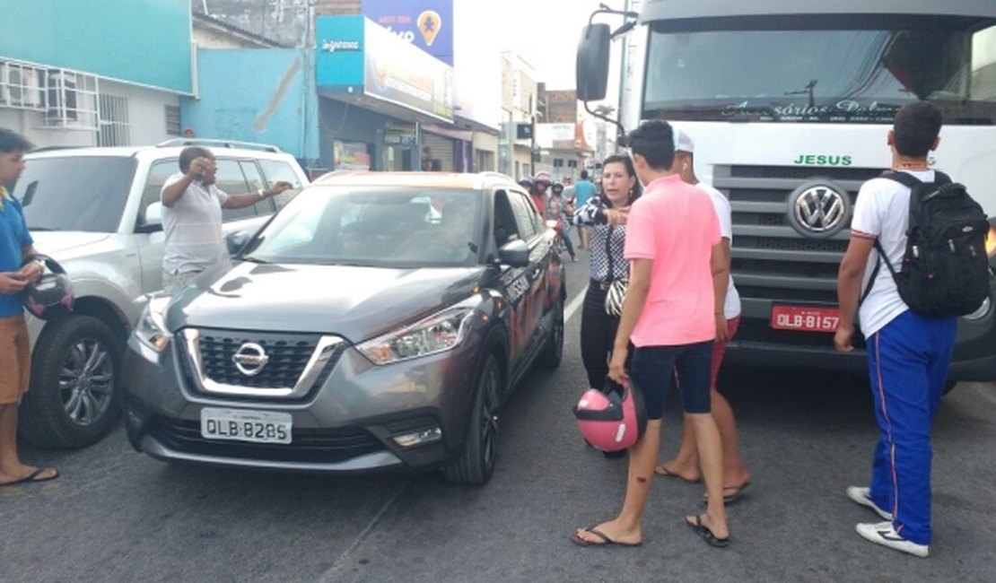 Mulher dirige carro de Test Drive da Nissan e bate veículo no Centro de Arapiraca