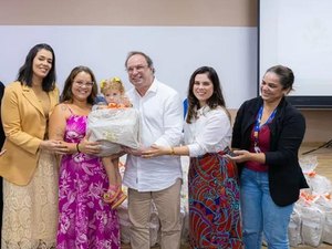 Prefeitura realiza a 1ª entrega de enxovais do projeto “Mãe Arapiraquense” de 2025