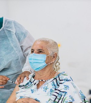 Emoção marca vacinação de idosos a partir dos 75 anos em Arapiraca