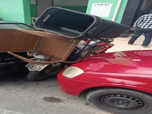 Ônibus provoca engavetamento com pelo menos sete veículos na Levada