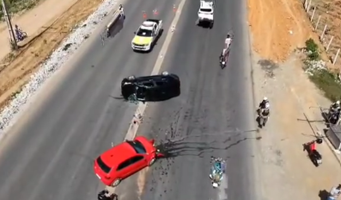 Colisão entre carros termina em capotamento com feridos em Arapiraca