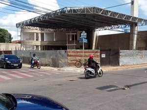 Acidente deixa homem ferido e trânsito lento em cruzamento de Arapiraca