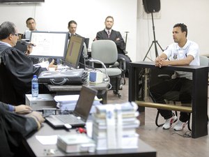 Acusado de tentativa de homicídio nega crime durante julgamento no Fórum