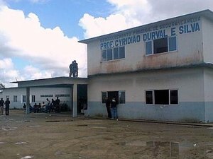 Agentes penitenciários paralisam serviço e visitas aos presídios são suspensas