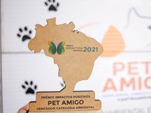 Prefeito Júlio Cezar entrega prêmio para equipe do Pet Amigo de Palmeira dos Indios