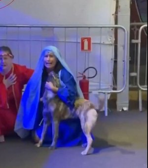 Cadela invade peça para defender personagem Jesus