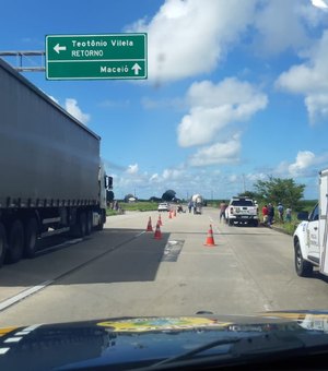 Colisão entre carreta e motocicleta deixa uma vítima fatal e outra em estado grave