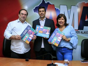 Luciano Barbosa reúne prefeitos de Alagoas para apresentar novidades do Escola 10