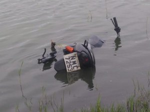 Motocicleta com queixa de roubo é encontrada boiando no Lago da Perucaba