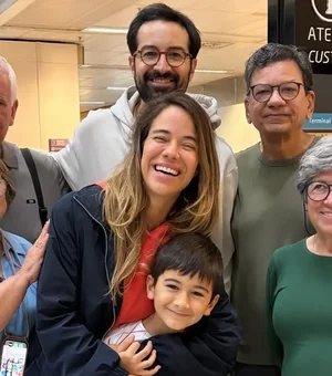 Atriz Miá Mello chega ao Brasil após ficar “presa” no Catar