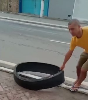 Pneu de ônibus estoura e causa transtono para passageiros na parte baixa de Maceió