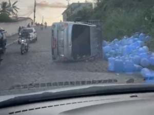 Caminhão carregado com água mineral capota no bairro do Jacintinho, em Maceió