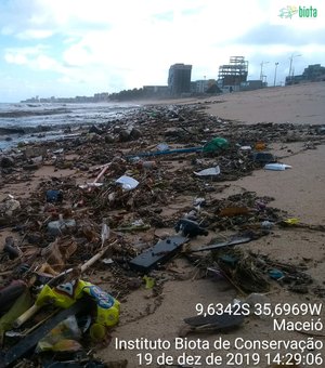 [Vídeo] Imagens mostram praia da Cruz das Almas repleta de lixo