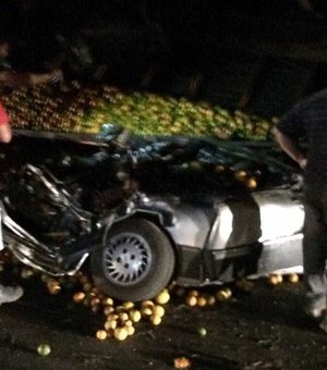 Família de cantora morre após ter carro esmagado por carga de laranja