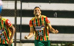 Reginaldo Júnior comemora gol do Sampaio Corrêa