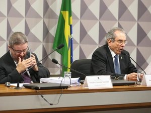 Comissão aprova relatório favorável ao impeachment de Dilma Rousseff