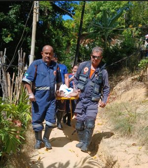 Homem acamado é resgatado em estado grave em área de difícil acesso no bairro Garça Torta em Maceió