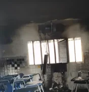 Incêndio atinge sala de aula de escola no bairro Canafístula, em Arapiraca
