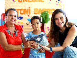 Prefeita Ceci acompanha entrega dos fardamentos na Creche CRIA e reforça importância da matrícula em Atalaia