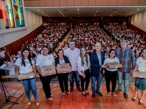 Prefeito Ronaldo Lopes inicia distribuição de 1.900 computadores para professores e estudantes