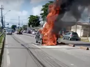 Carro pega fogo na manhã deste domingo na Via Expressa, em Maceió