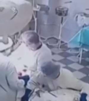 Médicos em cirurgia seguram paciente durante terremoto na Rússia