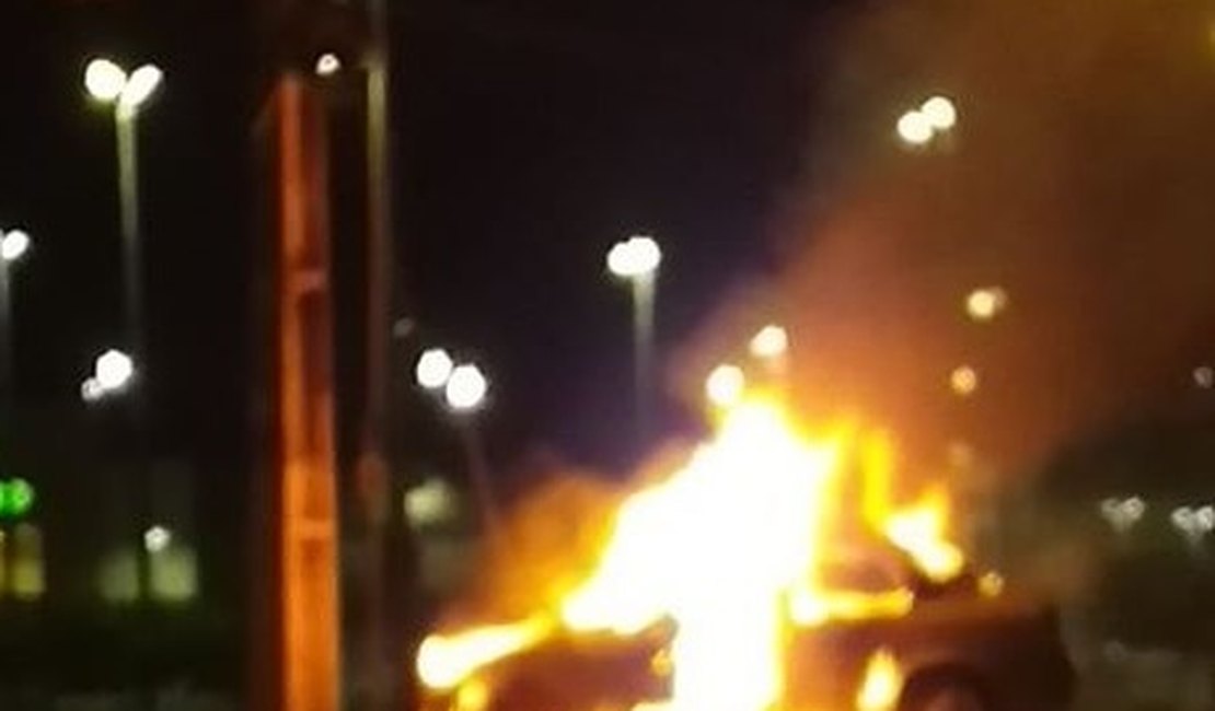Carro pega fogo após colidir em poste na Avenida Menino Marcelo