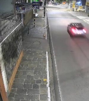 [Vídeo] Câmeras flagram momento em que carro passa em alta velocidade e bate em moto, em Maceió