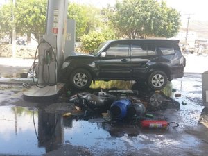 Motorista perde controle de carro de luxo, invade posto e arranca bomba de combustível