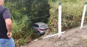 Carro cai em ribanceira às margens da AL-105, em São Luís do Quitunde