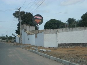 Sob ameaça de morte, jovem é obrigada a entrar em motel com estuprador