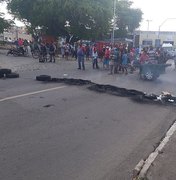 Para chamar atenção da Braskem, moradores bloqueiam rua do Bebedouro
