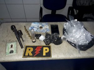 Com arma e drogas jovens são presos no Jacintinho