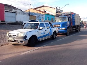 [Vídeo] Caminhões com 9 mil frangos sem certificação sanitária são apreendidos durante fiscalização 