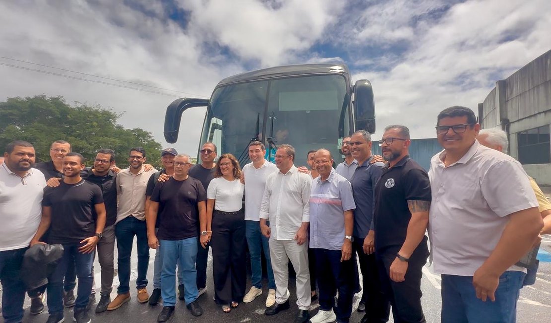 Luciano Barbosa entrega novo ônibus para o ASA e anuncia obras no Zélia Barbosa Rocha