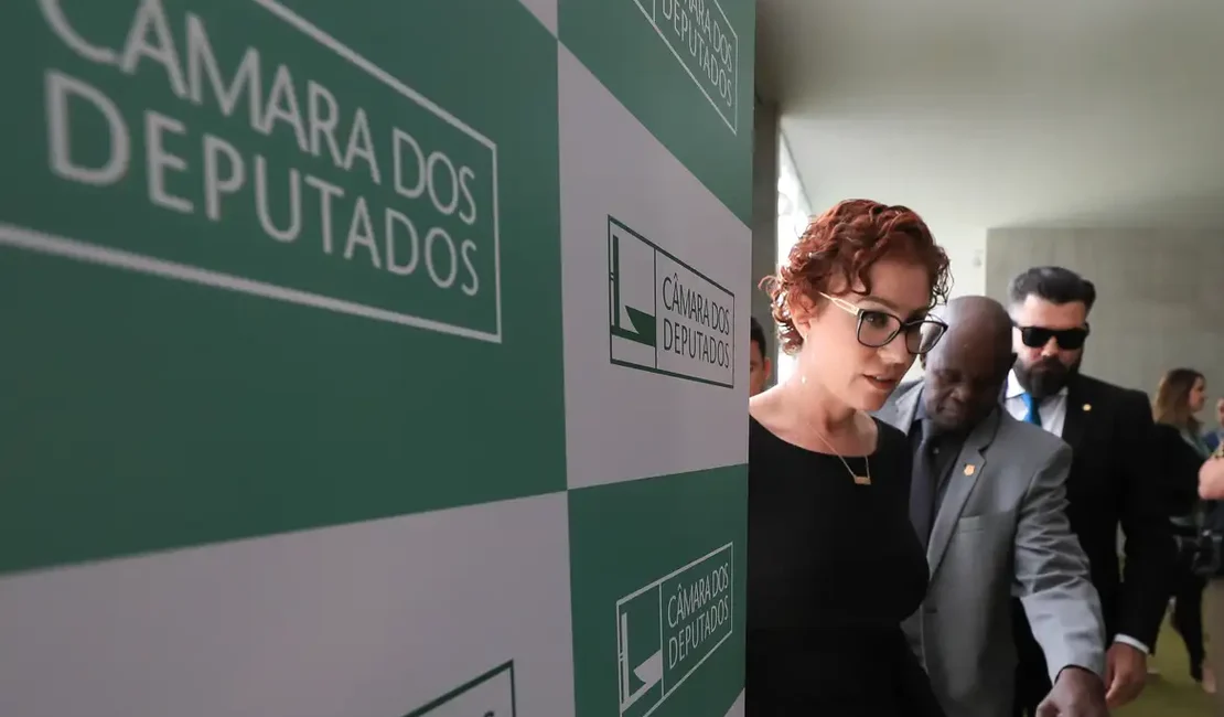 STF julga recurso de Carla Zambelli para anular condenação