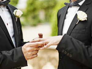 Padre deixa o sacerdócio para casar com o namorado