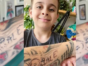 Mãe deixa filho autista de 7 anos tatuá-la e comemora resultado: 'Alegria única'