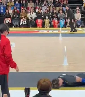 Vôlei: atleta acerta juíza e viraliza ao deslizar para pedir desculpas