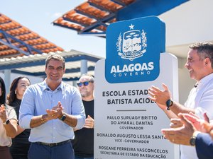 Ao lado do prefeito Daniel Vasconcelos, governador Paulo Dantas recebe Comenda Costa dos Corais
