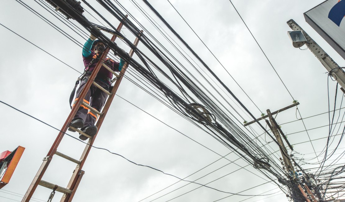 Prefeitura intensifica fiscalização contra instalação irregular de fiações e cabos em postes