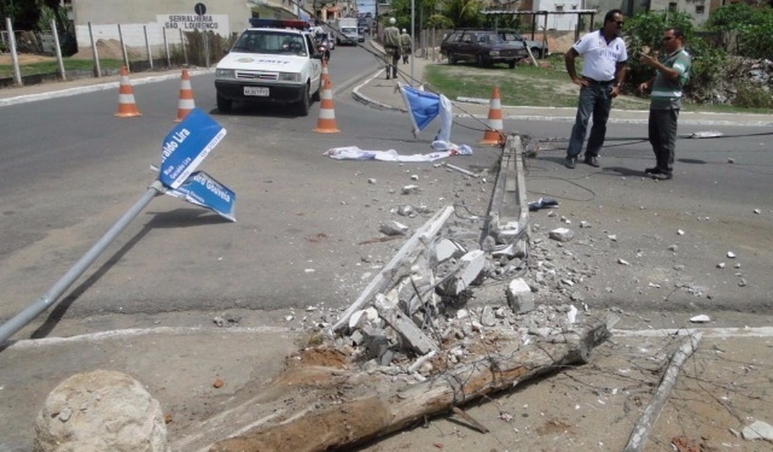 Motorista de caminhão derruba poste de energia elétrica e foge em seguida