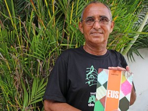 Alagoano lança mais um livro após vencer a dependência química
