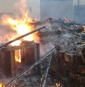 Usuários de drogas ateiam fogo em galpão da antiga estação ferroviária de Arapiraca