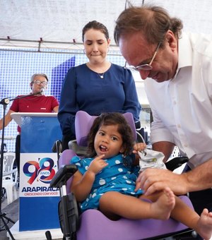 Luciano Barbosa entrega cadeiras de rodas infantis e UBS totalmente reformada