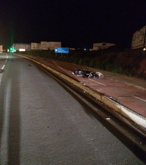 Motociclista perde controle e tomba na AL 110, em Arapiraca