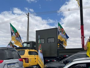 Carreata em apoio a Flávio Bolsonaro lota e deixa trânsito lento em Arapiraca