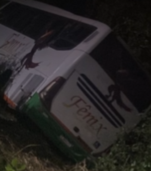 Ônibus despenca em ribanceira e causa pânico entre passageiros em Marechal Deodoro
